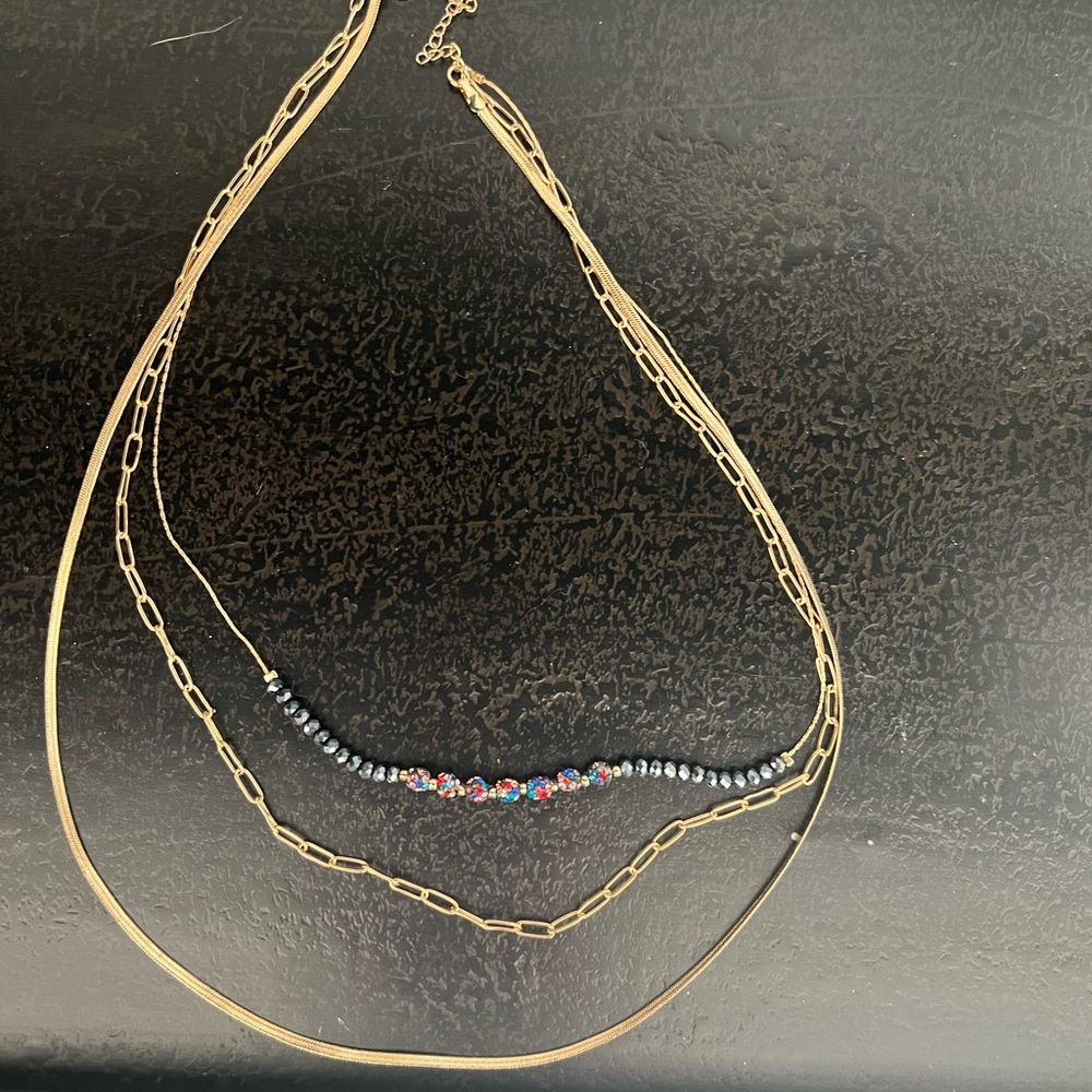 Stunning necklace with colored jewels